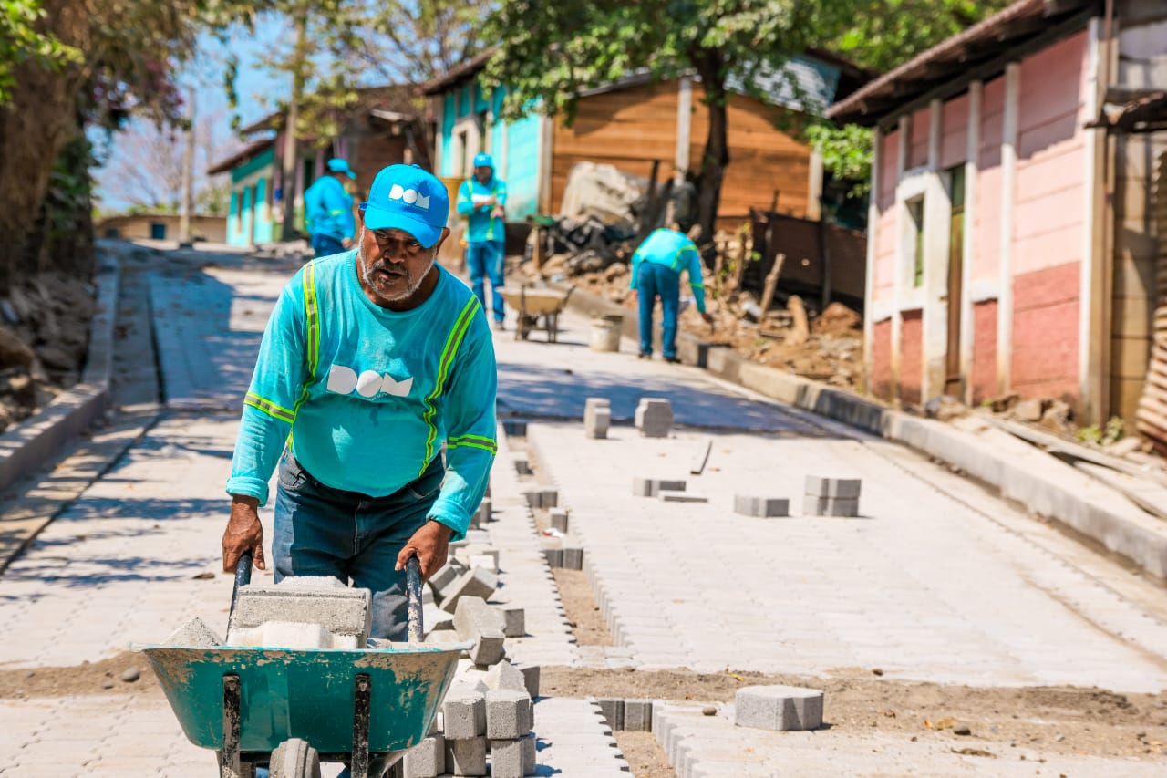 avanzan-obras-de-mejoramiento-vial-en-la-avenida-gerardo-barrios-san-agustin-usulutan